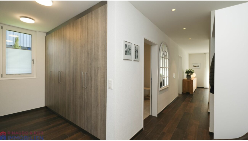 Heller Flur mit Einbauschrank