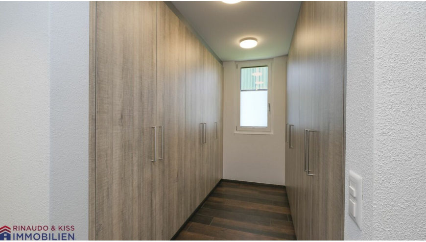 Schmaler Einbauschrank-Flur