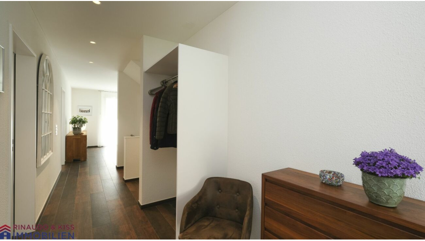 Heller Flur mit Möbeln und Garderobe