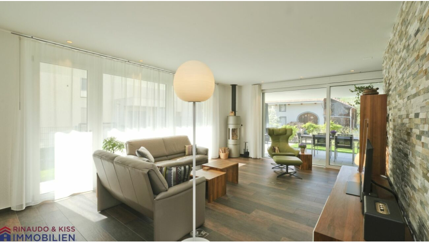 Offener Wohnbereich mit Terrasse und Kaminwand