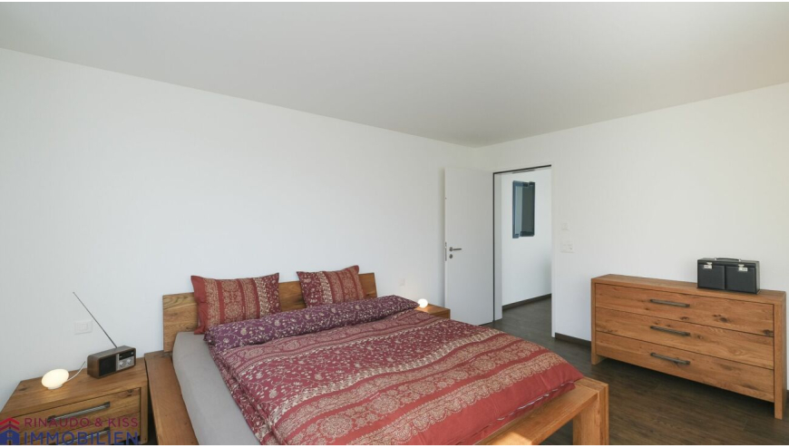 Schlafzimmer mit Doppelbett und Kommoden