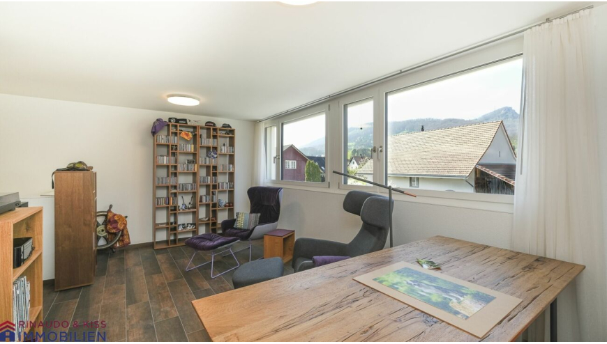 Heller Wohnraum mit großem Panoramafenster