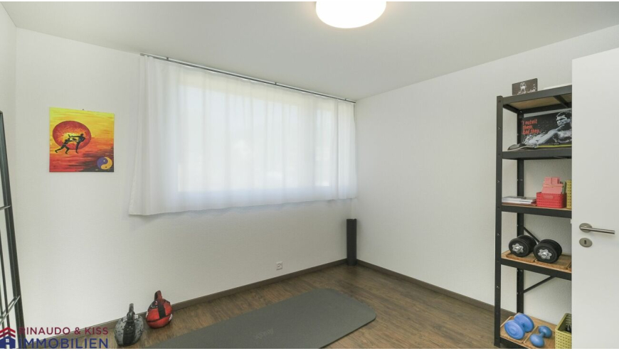 Kleiner Trainingsraum mit Fenster
