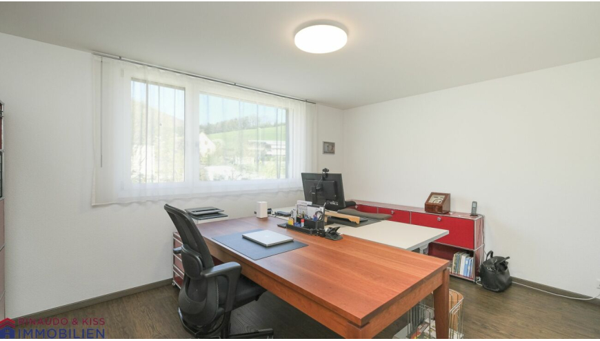 Büro mit Schreibtisch und Fenster