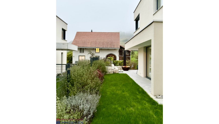 Moderner Garten zwischen Wohnhäusern