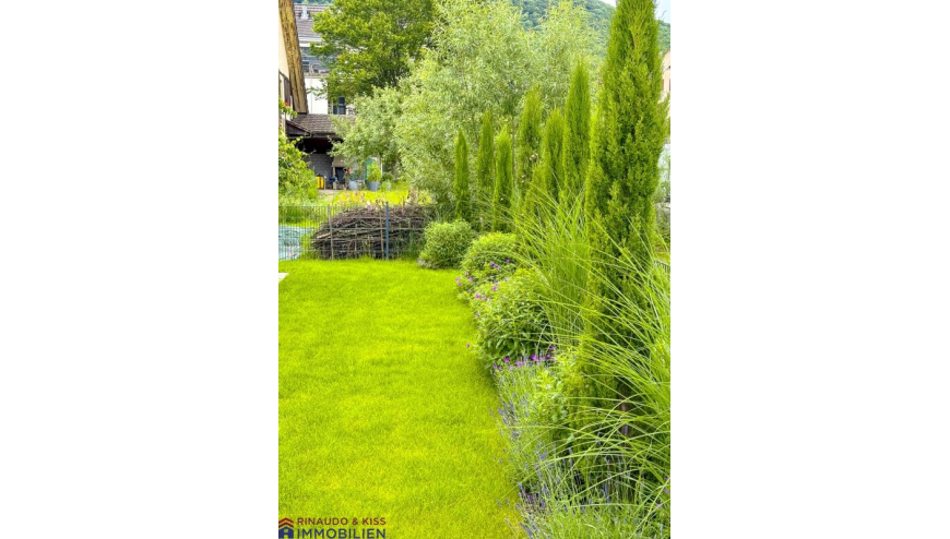 Gepflegter Garten mit dichter Bepflanzung