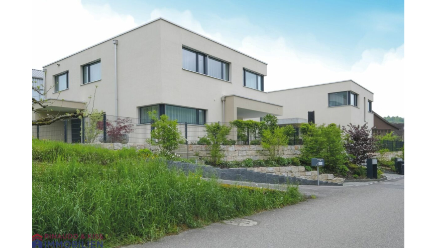 Modernes Wohnhaus mit Gartenanlage