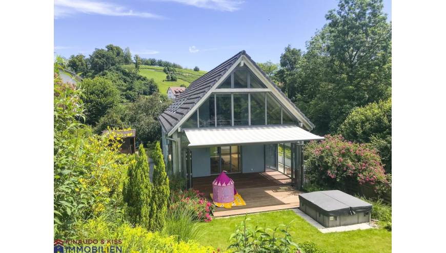 Modernes Haus mit Garten und Terrasse