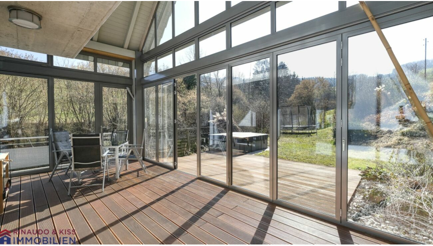 Verglaste Terrasse mit Blick in den Garten