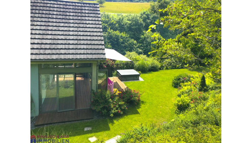 Gartenansicht mit Haus und Terrasse