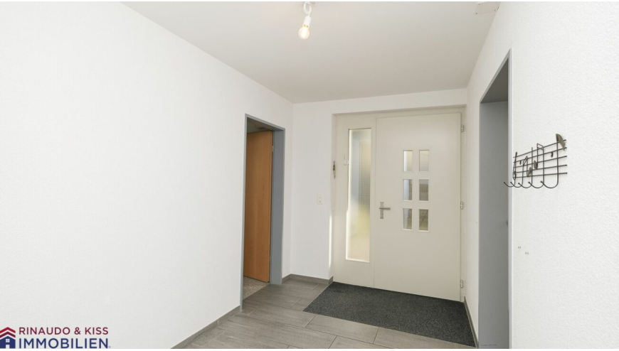 Heller Eingangsbereich mit weißer Haustür