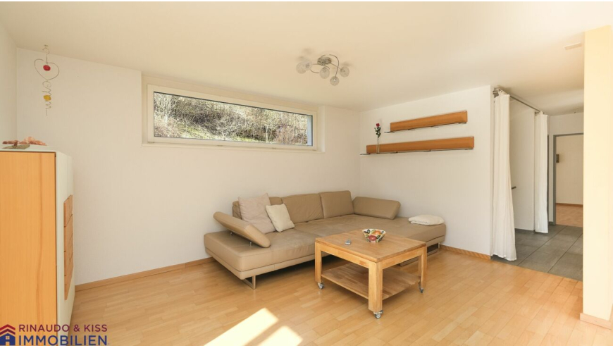 Heller Wohnraum mit Sofa und Tisch