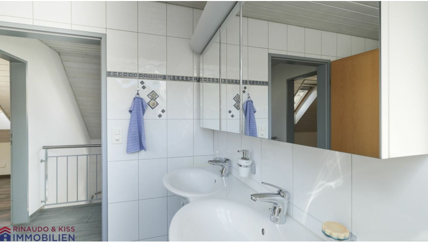 Modernes Badezimmer mit Doppelwaschbecken und Spiegelschrank
