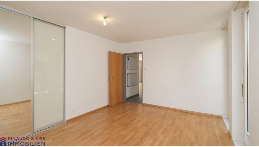 Helles, leeres Zimmer mit Parkettboden