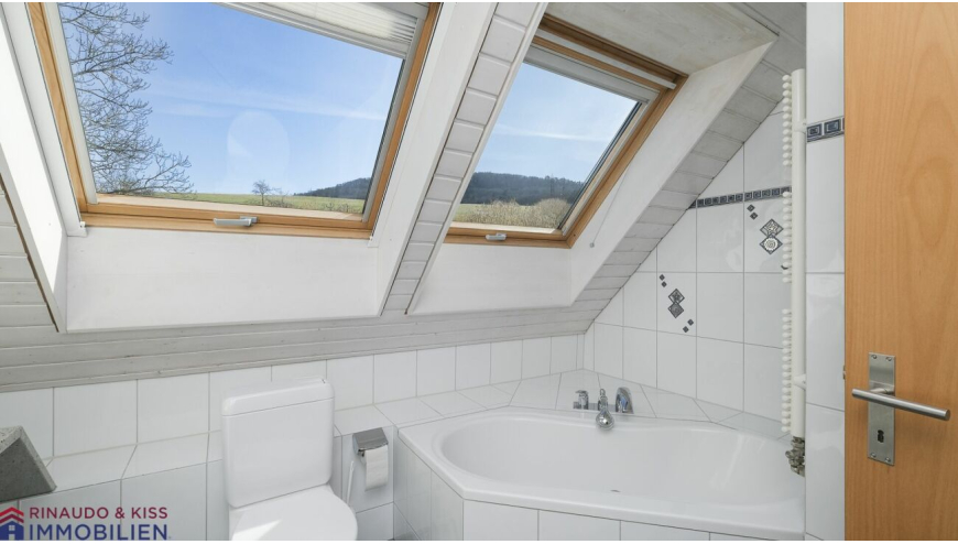 Dachbad mit Badewanne und Dachfenstern