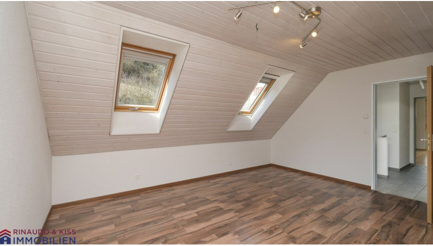 Dachzimmer mit Schrägen und Dachfenstern