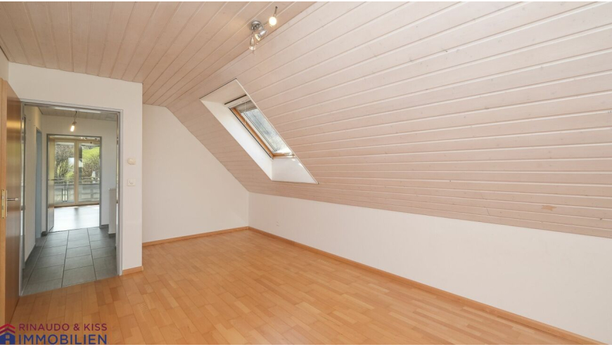 Dachgeschossraum mit Holzboden
