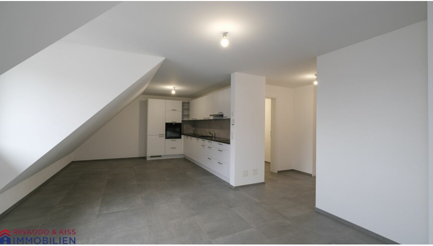 Offener Dachgeschoss-Wohnraum mit Küchenzeile