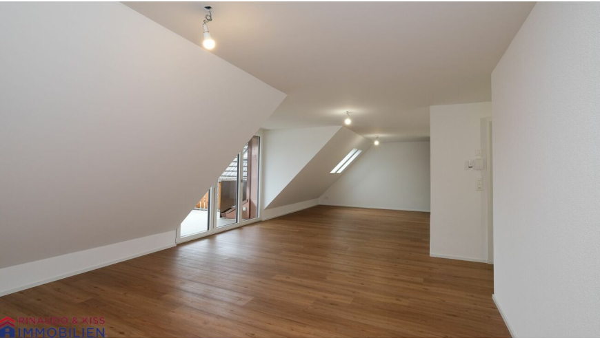 Ausgebauter Dachraum mit viel Holzfußboden