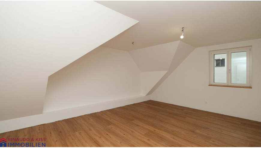 Ausgebauter Dachraum mit Holzfußboden