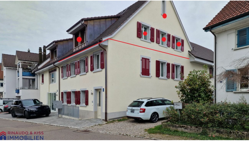 Mehrfamilienhaus mit Satteldach und Rollläden