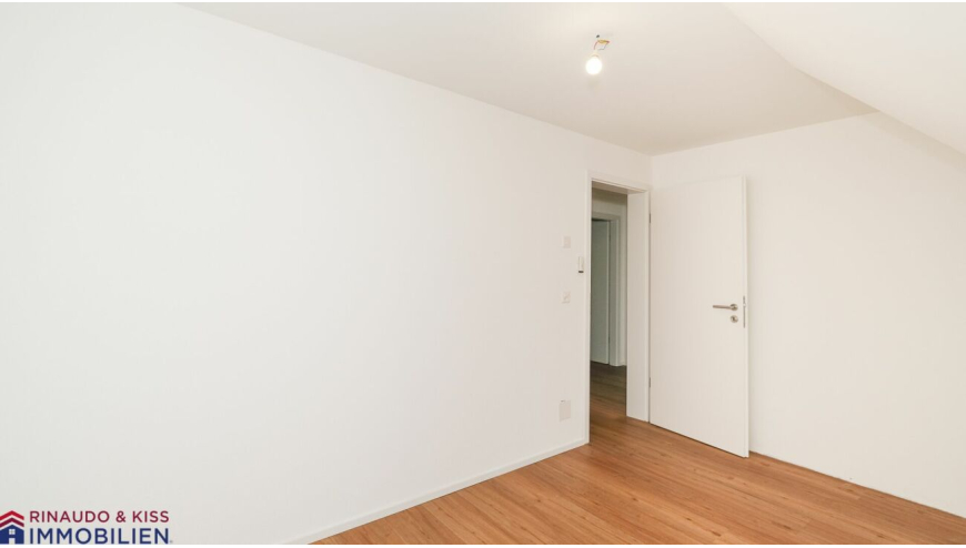 Leerer, weißer Innenraum mit Holzboden