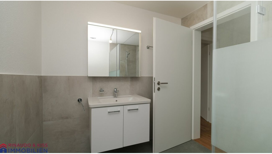 Modernes Badezimmer mit Waschtisch und Spiegelschrank