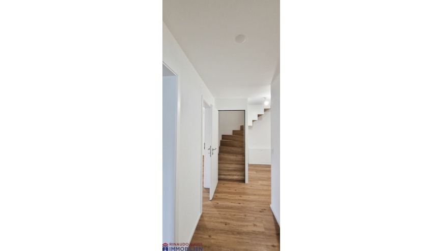 Flur mit Treppe und Holzoptikboden
