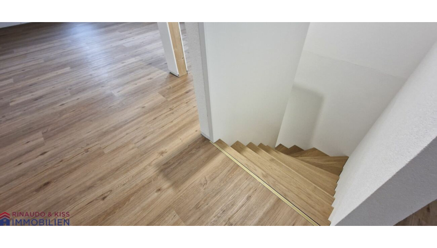 Treppenabgang mit Holzoptik-Boden