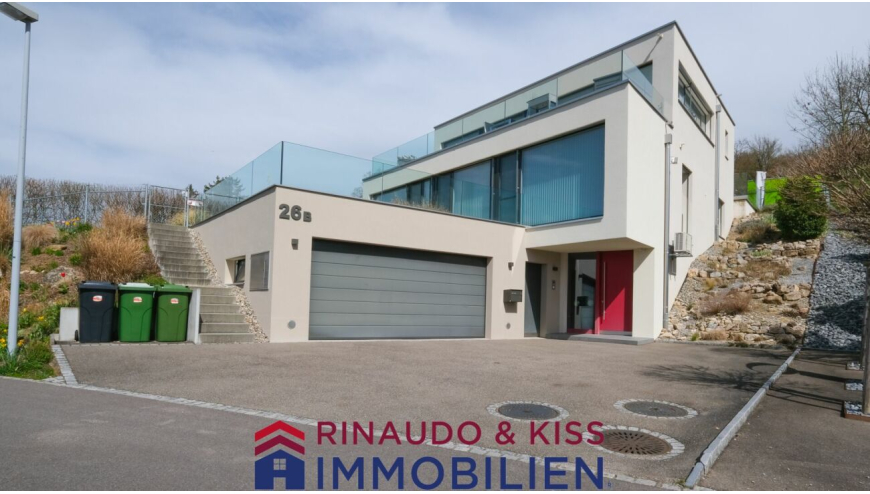 Moderne Villa mit Garage und Glasgeländer