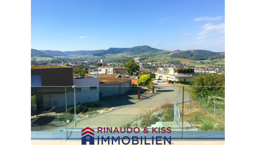 Blick von einer Terrasse auf Hügellandschaft