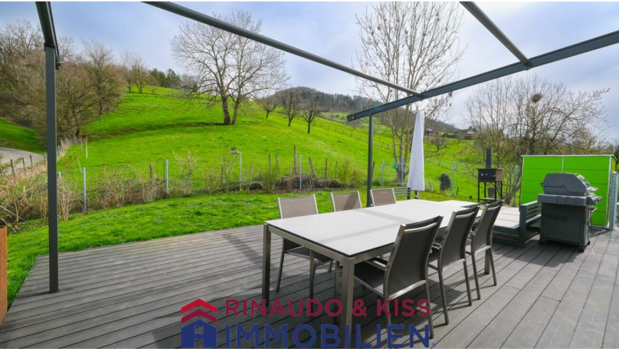 Terrasse mit Gartenblick und Esstisch