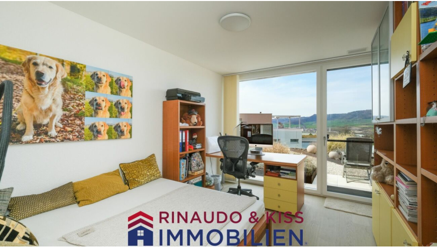 Helles Arbeitszimmer mit Ausblick