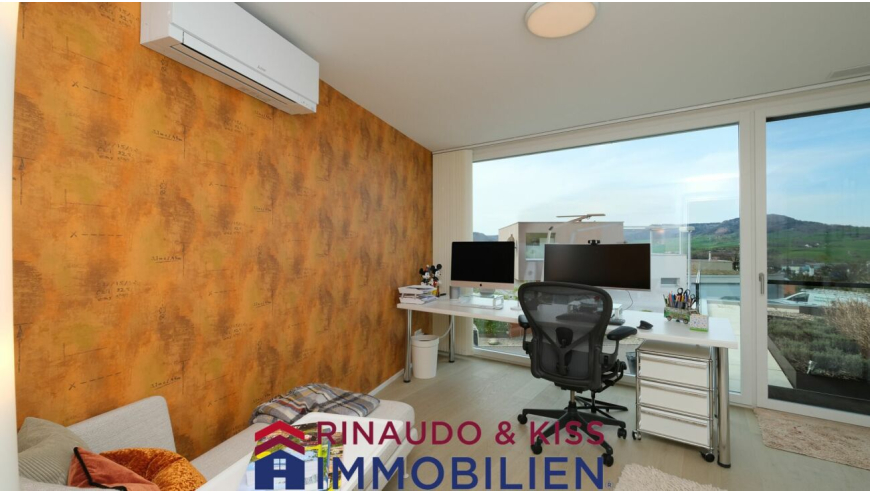 Homeoffice mit großer Fensterfront