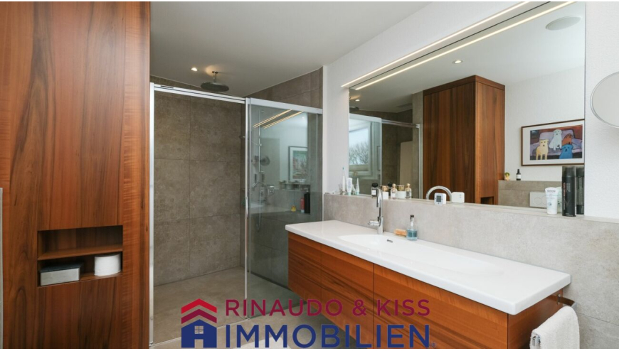 Modernes Badezimmer mit Holz- und Steinoptik