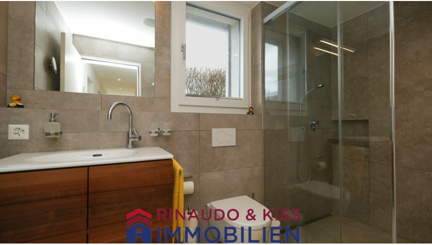 Modernes Badezimmer mit Waschtisch und Walk-in-Dusche