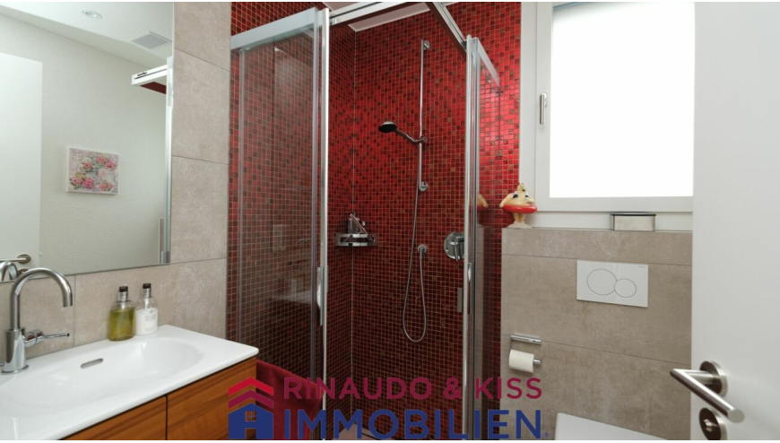 Modernes Badezimmer mit roter Duschzone