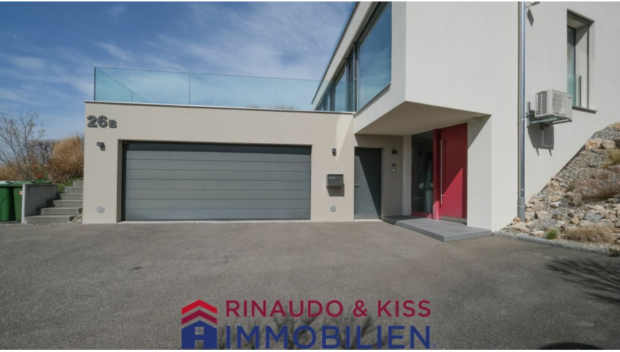 Moderne Hausfassade mit Doppelgarage
