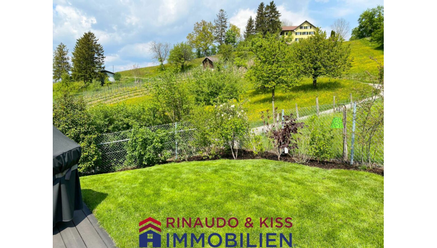 Landschaftlicher Gartenblick mit Terrasse