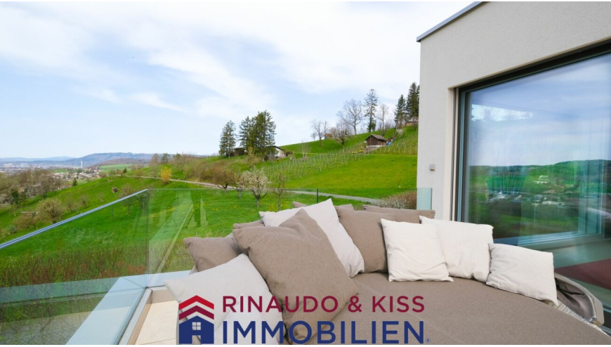 Balkon mit Panoramablick und Lounge-Sitzmöbeln