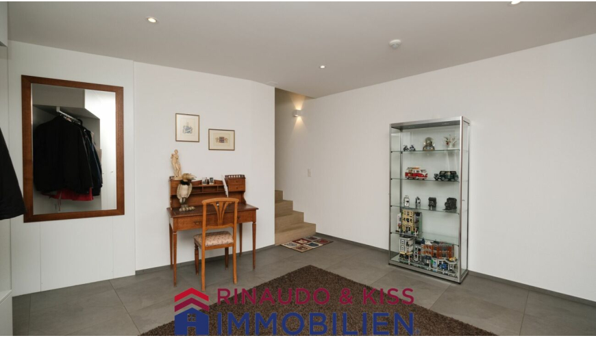Flur mit Treppe und Vitrine