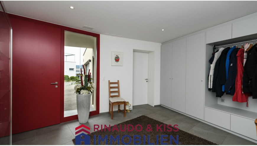 Moderner Eingangsbereich mit Einbauschrank