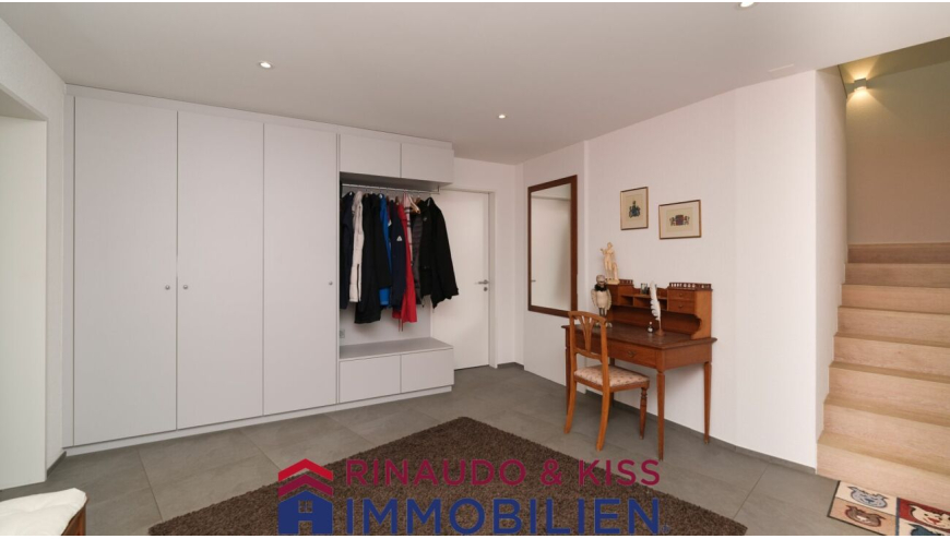 Heller Eingangs- bzw. Flurbereich mit Einbauschrank und Treppe