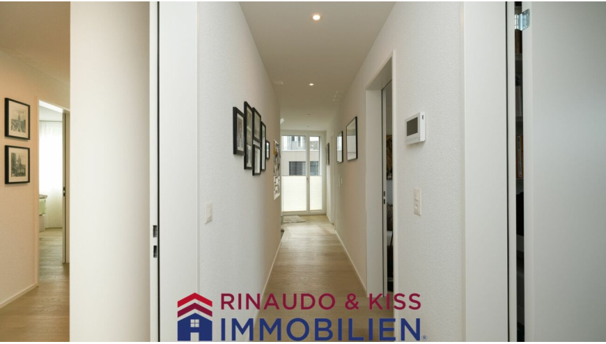 Heller Flur mit Blick bis zum Fenster