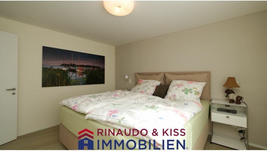Helles Schlafzimmer mit Doppelbett und Nachttischen