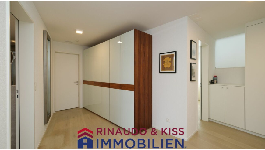 Heller Flur mit Einbauschrank und Kunst