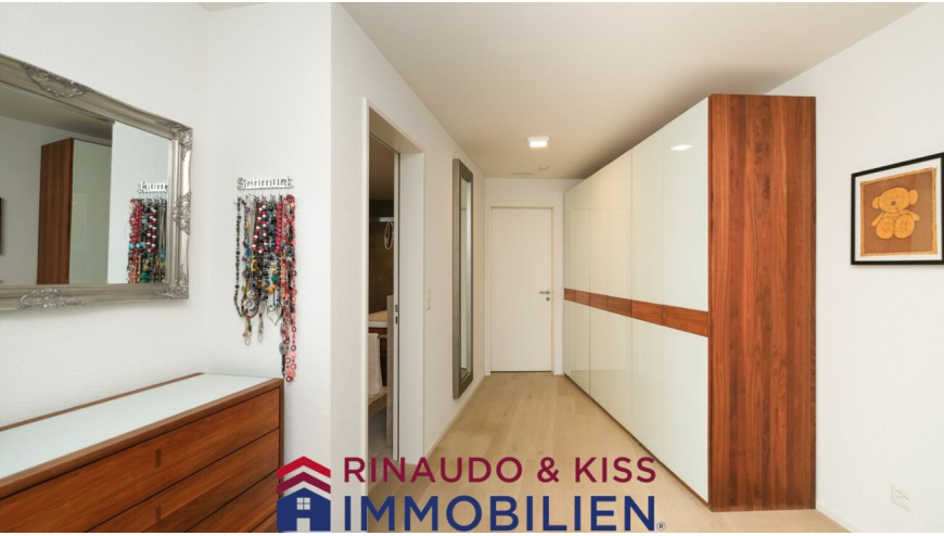 Moderner Flur mit Einbauschrank