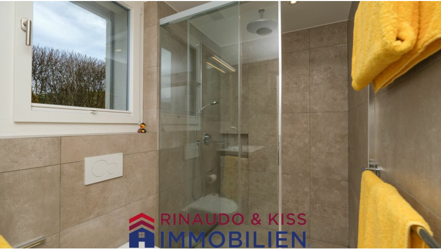 Modernes Badezimmer mit begehbarer Dusche