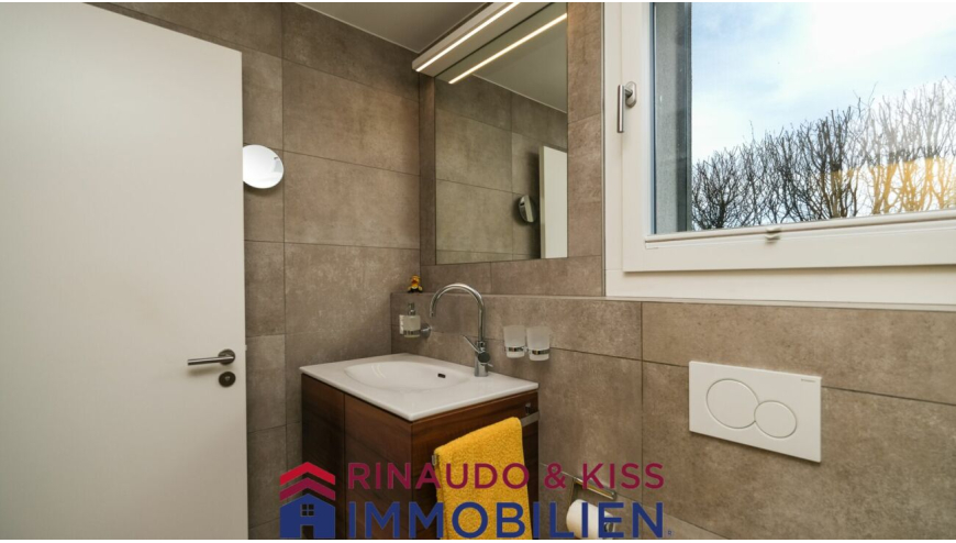 Gäste-WC mit Fenster