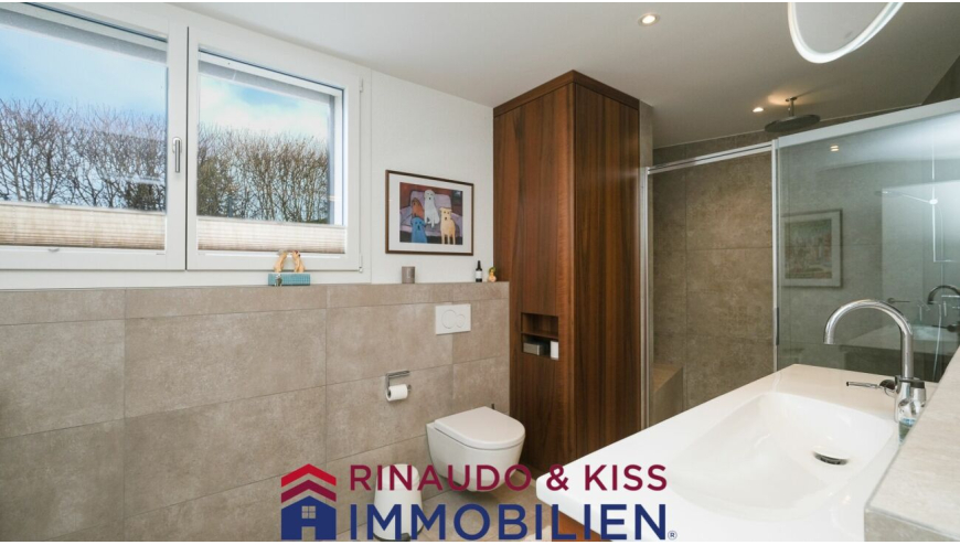 Modernes Badezimmer mit Dusche und Fenster